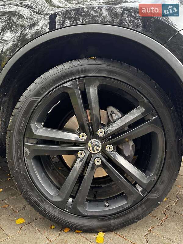 Внедорожник / Кроссовер Volkswagen Touareg 2016 в Тернополе