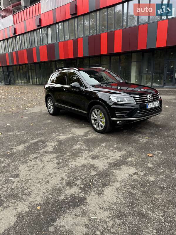 Внедорожник / Кроссовер Volkswagen Touareg 2015 в Ровно