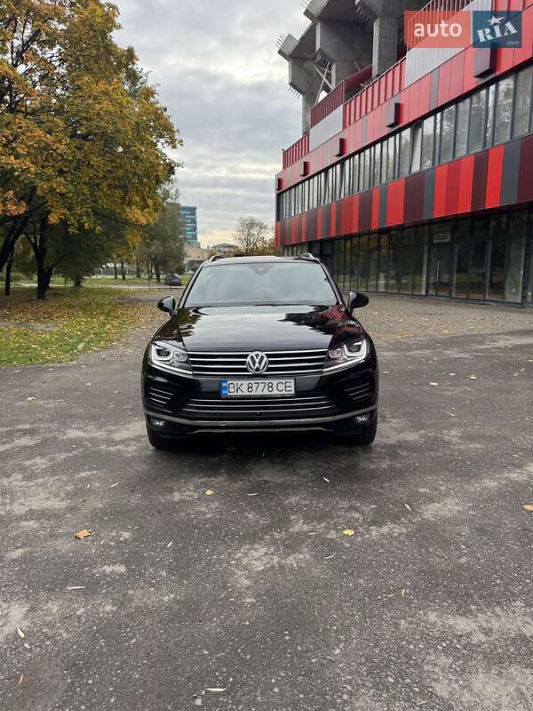 Внедорожник / Кроссовер Volkswagen Touareg 2015 в 