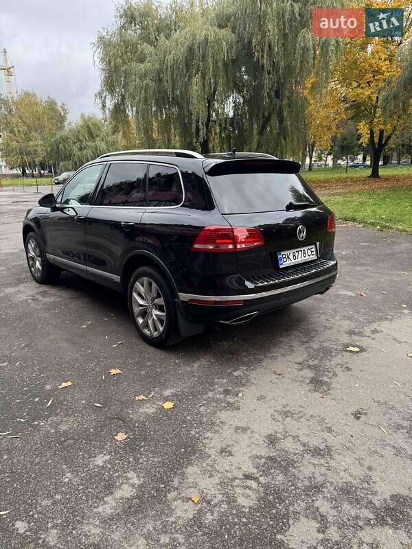 Внедорожник / Кроссовер Volkswagen Touareg 2015 в Ровно