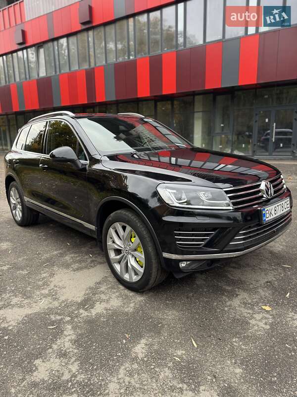 Внедорожник / Кроссовер Volkswagen Touareg 2015 в Ровно