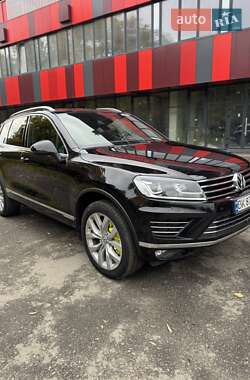 Внедорожник / Кроссовер Volkswagen Touareg 2015 в 