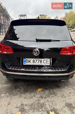 Внедорожник / Кроссовер Volkswagen Touareg 2015 в 