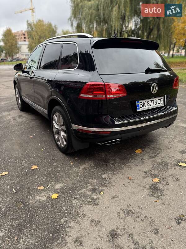 Внедорожник / Кроссовер Volkswagen Touareg 2015 в Ровно