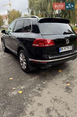 Внедорожник / Кроссовер Volkswagen Touareg 2015 в 