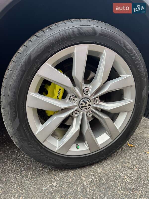Внедорожник / Кроссовер Volkswagen Touareg 2015 в Ровно