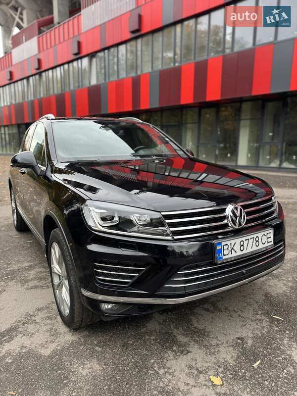 Внедорожник / Кроссовер Volkswagen Touareg 2015 в Ровно