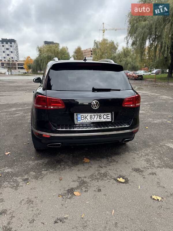 Внедорожник / Кроссовер Volkswagen Touareg 2015 в Ровно