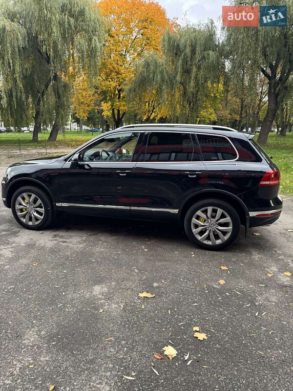 Внедорожник / Кроссовер Volkswagen Touareg 2015 в Ровно
