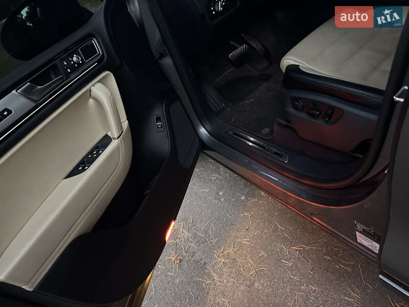 Позашляховик / Кросовер Volkswagen Touareg 2017 в Києві