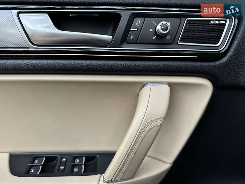 Позашляховик / Кросовер Volkswagen Touareg 2017 в Києві