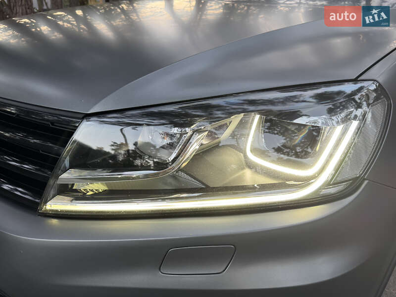 Позашляховик / Кросовер Volkswagen Touareg 2017 в Києві