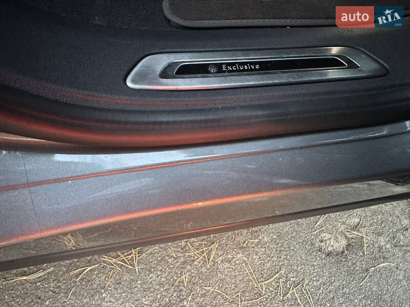 Позашляховик / Кросовер Volkswagen Touareg 2017 в Києві