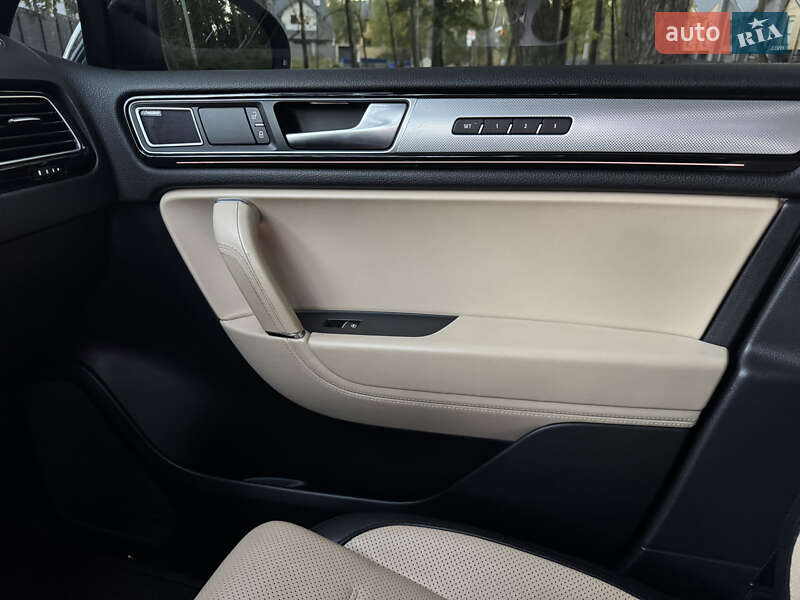 Позашляховик / Кросовер Volkswagen Touareg 2017 в Києві