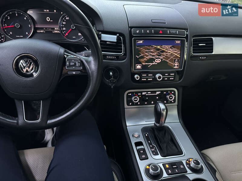 Позашляховик / Кросовер Volkswagen Touareg 2017 в Києві