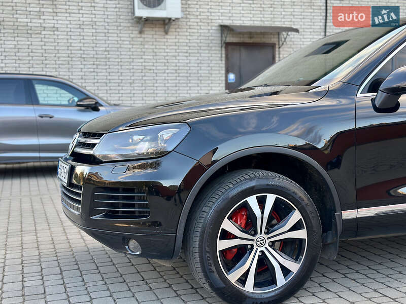Внедорожник / Кроссовер Volkswagen Touareg 2011 в Черновцах
