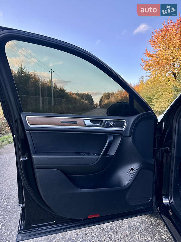 Внедорожник / Кроссовер Volkswagen Touareg 2011 в Черновцах
