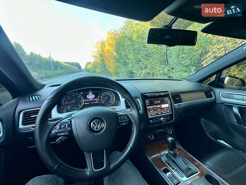 Внедорожник / Кроссовер Volkswagen Touareg 2011 в Черновцах