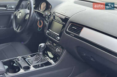 Внедорожник / Кроссовер Volkswagen Touareg 2013 в 