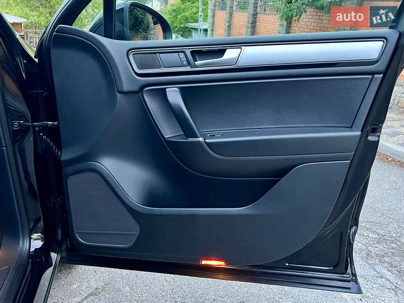 Позашляховик / Кросовер Volkswagen Touareg 2015 в Києві фото 36 Позашляховик / Кросовер Volkswagen Touareg 2015 в Києві