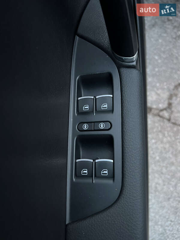 Позашляховик / Кросовер Volkswagen Touareg 2015 в Києві фото 53 Позашляховик / Кросовер Volkswagen Touareg 2015 в Києві