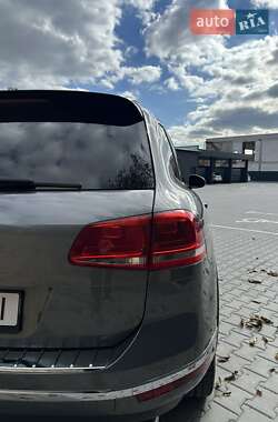 Внедорожник / Кроссовер Volkswagen Touareg 2015 в 