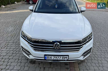 Внедорожник / Кроссовер Volkswagen Touareg 2019 в 