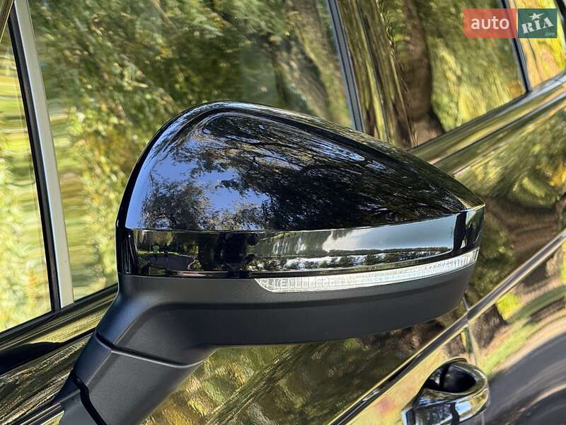 Позашляховик / Кросовер Volkswagen Touareg 2020 в Рівному