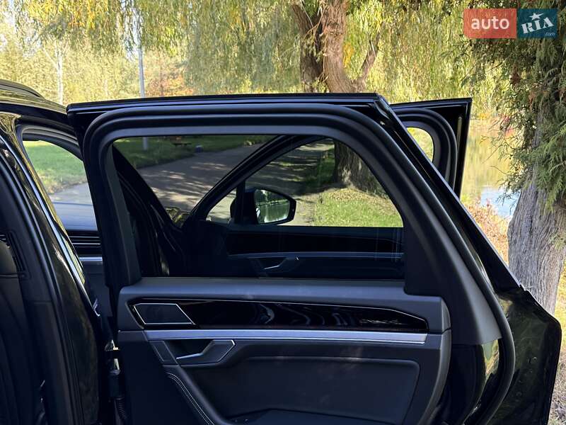 Позашляховик / Кросовер Volkswagen Touareg 2020 в Рівному