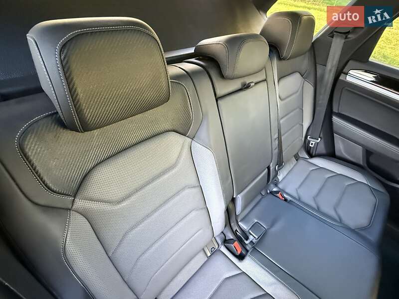 Позашляховик / Кросовер Volkswagen Touareg 2020 в Рівному