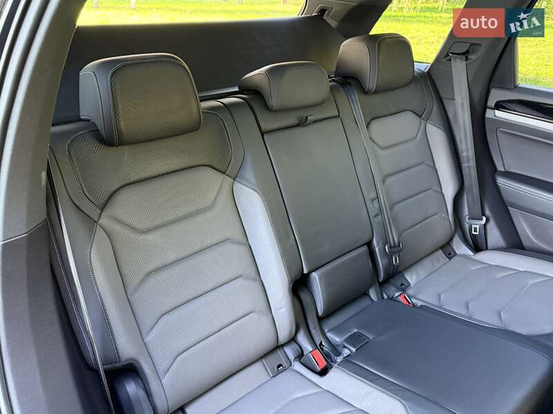 Позашляховик / Кросовер Volkswagen Touareg 2020 в Рівному