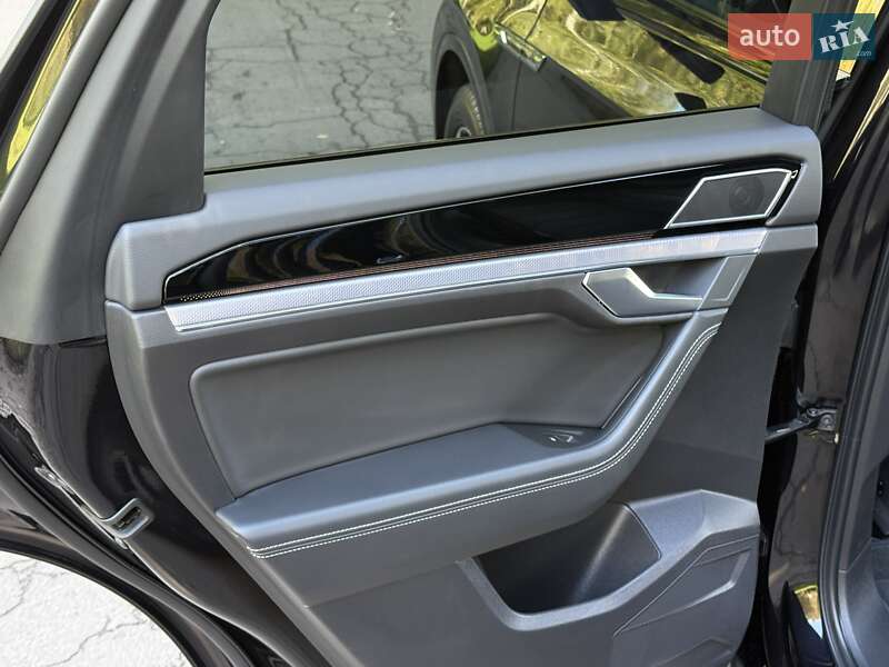 Позашляховик / Кросовер Volkswagen Touareg 2020 в Рівному