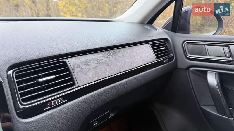 Внедорожник / Кроссовер Volkswagen Touareg 2012 в Звенигородке