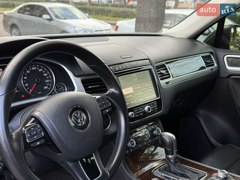 Внедорожник / Кроссовер Volkswagen Touareg 2016 в Николаеве