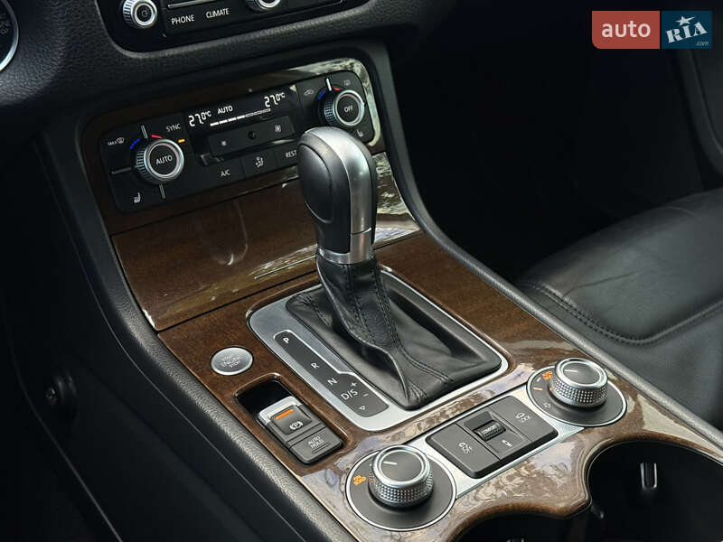 Внедорожник / Кроссовер Volkswagen Touareg 2016 в Николаеве