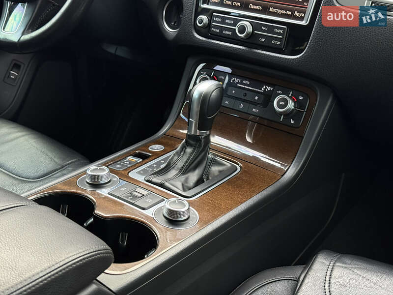Внедорожник / Кроссовер Volkswagen Touareg 2016 в Николаеве