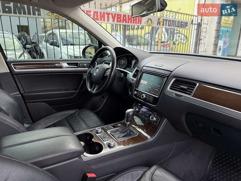 Внедорожник / Кроссовер Volkswagen Touareg 2016 в Николаеве