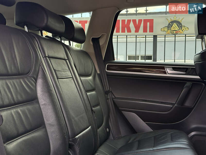 Внедорожник / Кроссовер Volkswagen Touareg 2016 в Николаеве