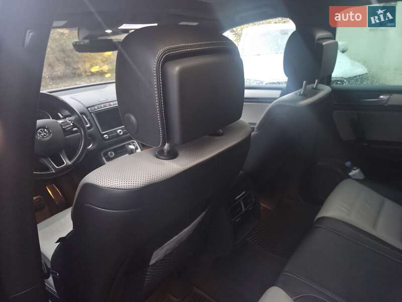 Внедорожник / Кроссовер Volkswagen Touareg 2016 в Киеве