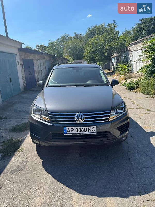 Внедорожник / Кроссовер Volkswagen Touareg 2015 в 