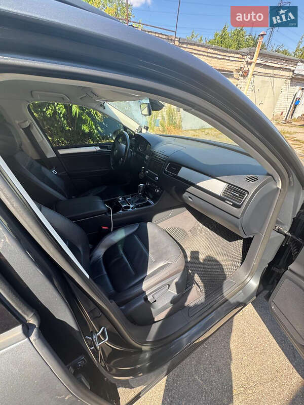 Позашляховик / Кросовер Volkswagen Touareg 2015 в Запоріжжі