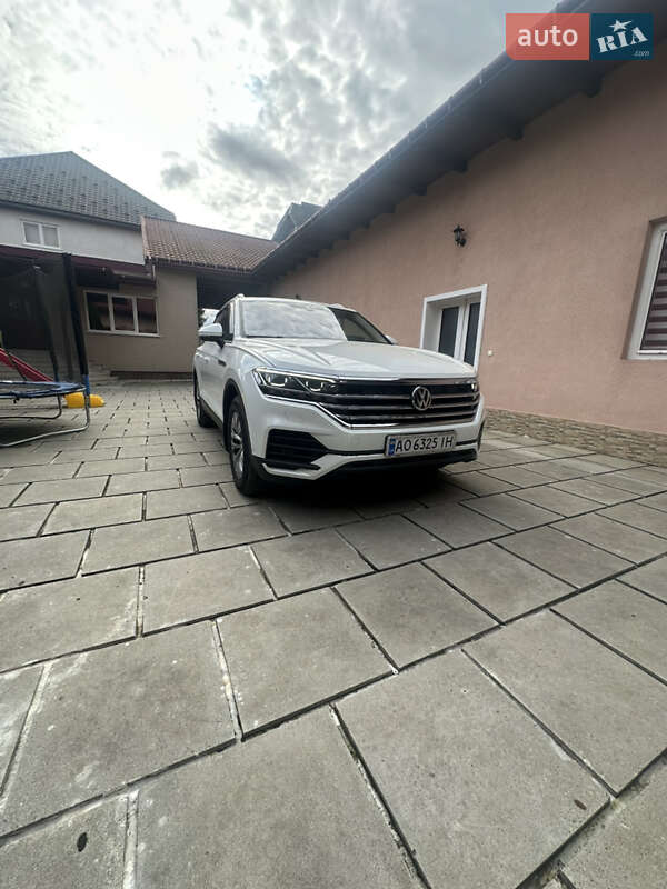 Внедорожник / Кроссовер Volkswagen Touareg 2019 в 