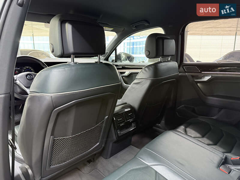 Позашляховик / Кросовер Volkswagen Touareg 2019 в Одесі