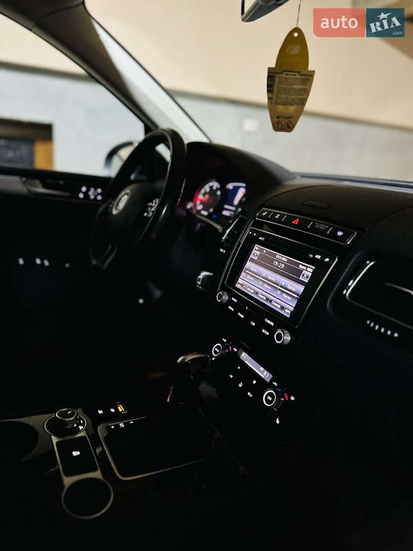 Внедорожник / Кроссовер Volkswagen Touareg 2015 в Грушево