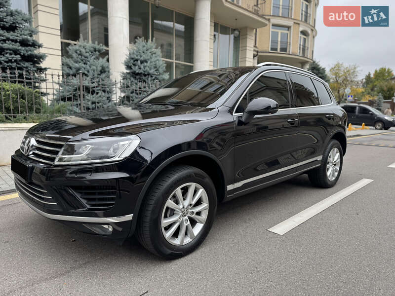 Позашляховик / Кросовер Volkswagen Touareg 2016 в Києві