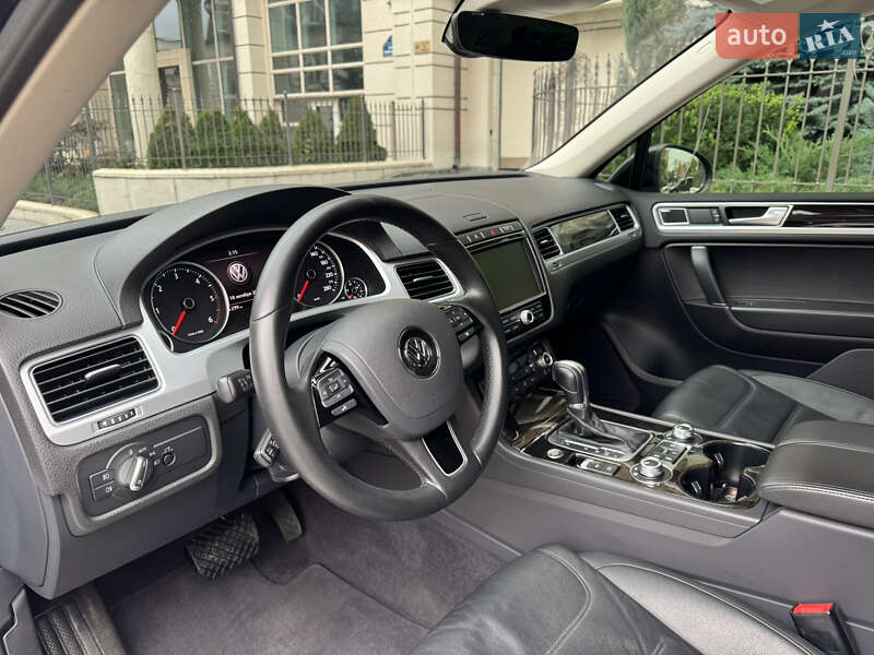 Позашляховик / Кросовер Volkswagen Touareg 2016 в Києві