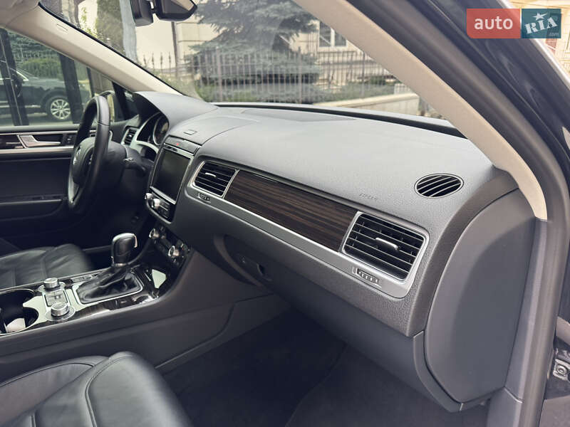 Позашляховик / Кросовер Volkswagen Touareg 2016 в Києві