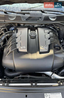 Позашляховик / Кросовер Volkswagen Touareg 2012 в 