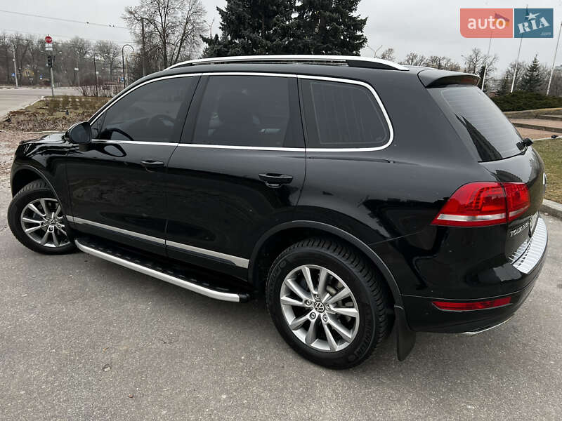 Позашляховик / Кросовер Volkswagen Touareg 2013 в Сумах