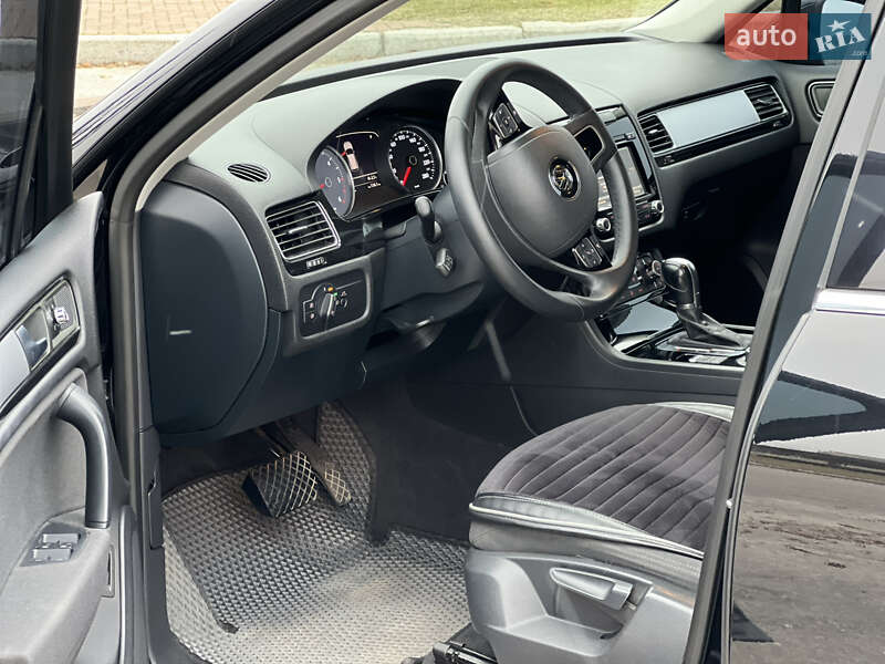 Позашляховик / Кросовер Volkswagen Touareg 2013 в Сумах